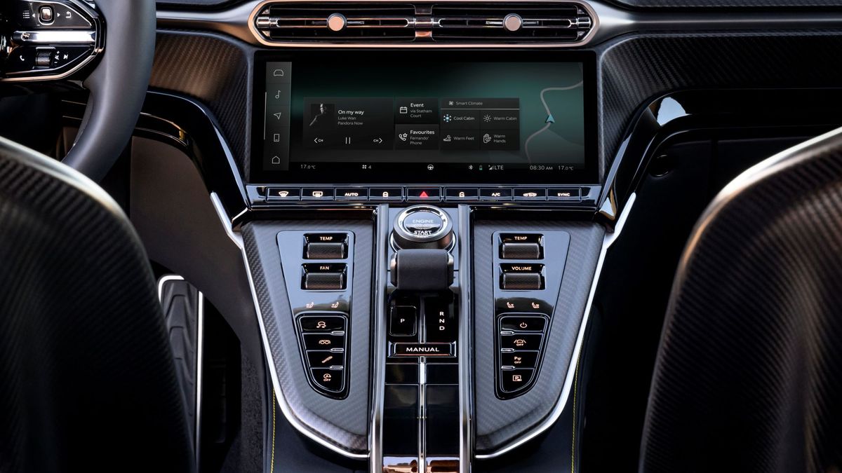 Aston Martin vrací tlačítka do kabiny podle „faktoru naštvanosti“